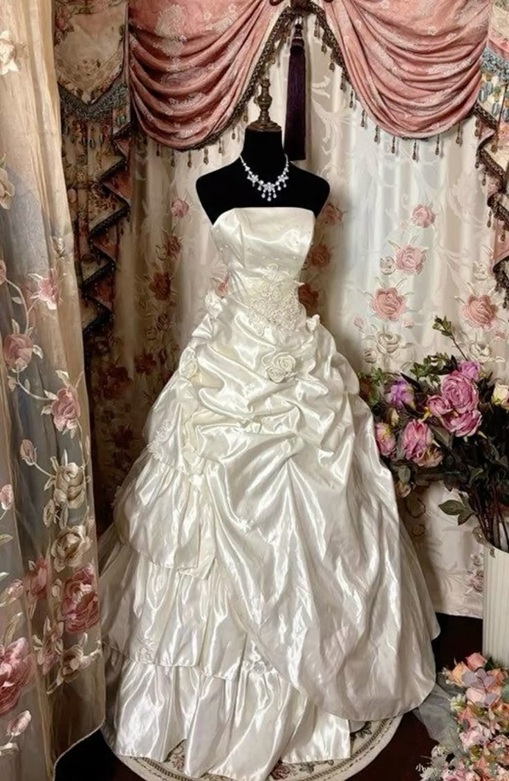 Elegant Strapless White Satin Pleated Long Wedding Dress Bridal Gown Y9718
