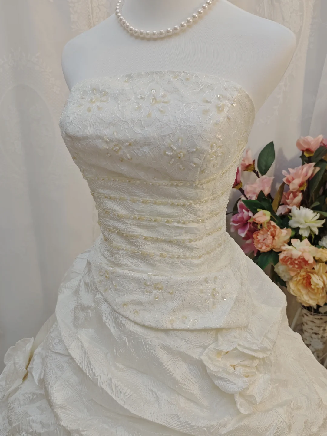 Glamorous Strapless White Lace Beaded Satin Pleated Long Wedding Dress Bridal Dresses With Floral SP2261