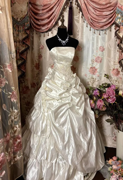 Charming Strapless White Satin Pleated Appliques Formal Wedding Dress SP525