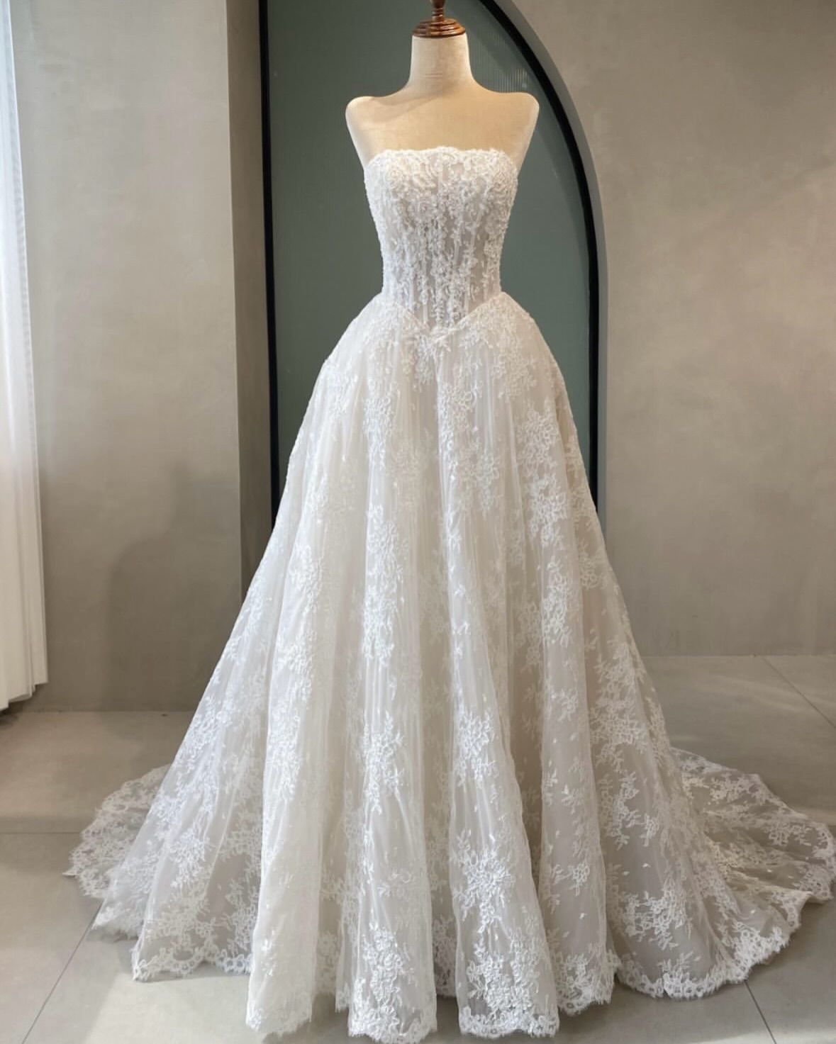 Glamorous Strapless White Tulle Lace Long Wedding Dress Bridal Dress SP1043