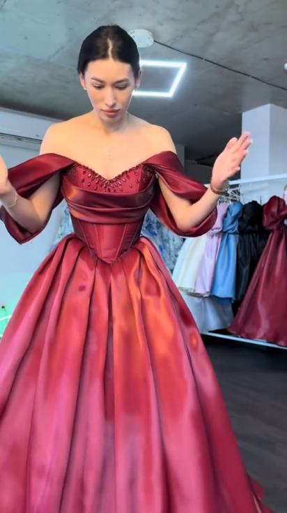 Elegant Burgundy Ball Gown Off The Shoulder Satin Beaded Long Party Dress Prom Gowns SP2145